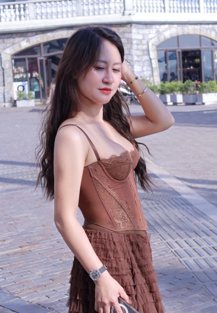 Woman in warm evening style — online girls discovery on Meetgle TV